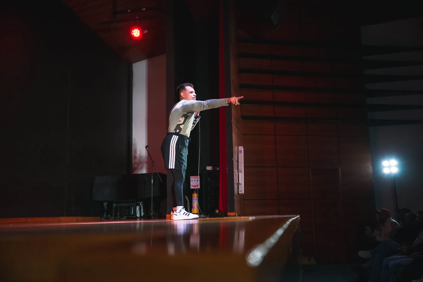 Culotauro apuntando al público